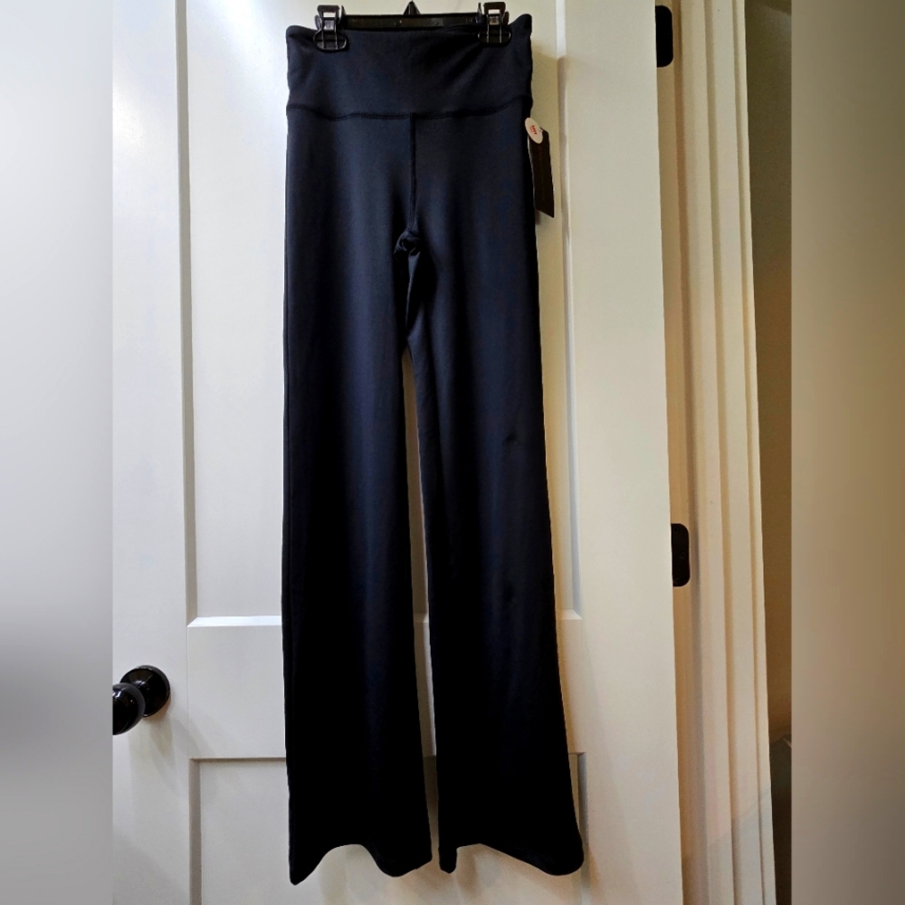 Nwt Bally total fitness workout flare pant Sz M in Black.